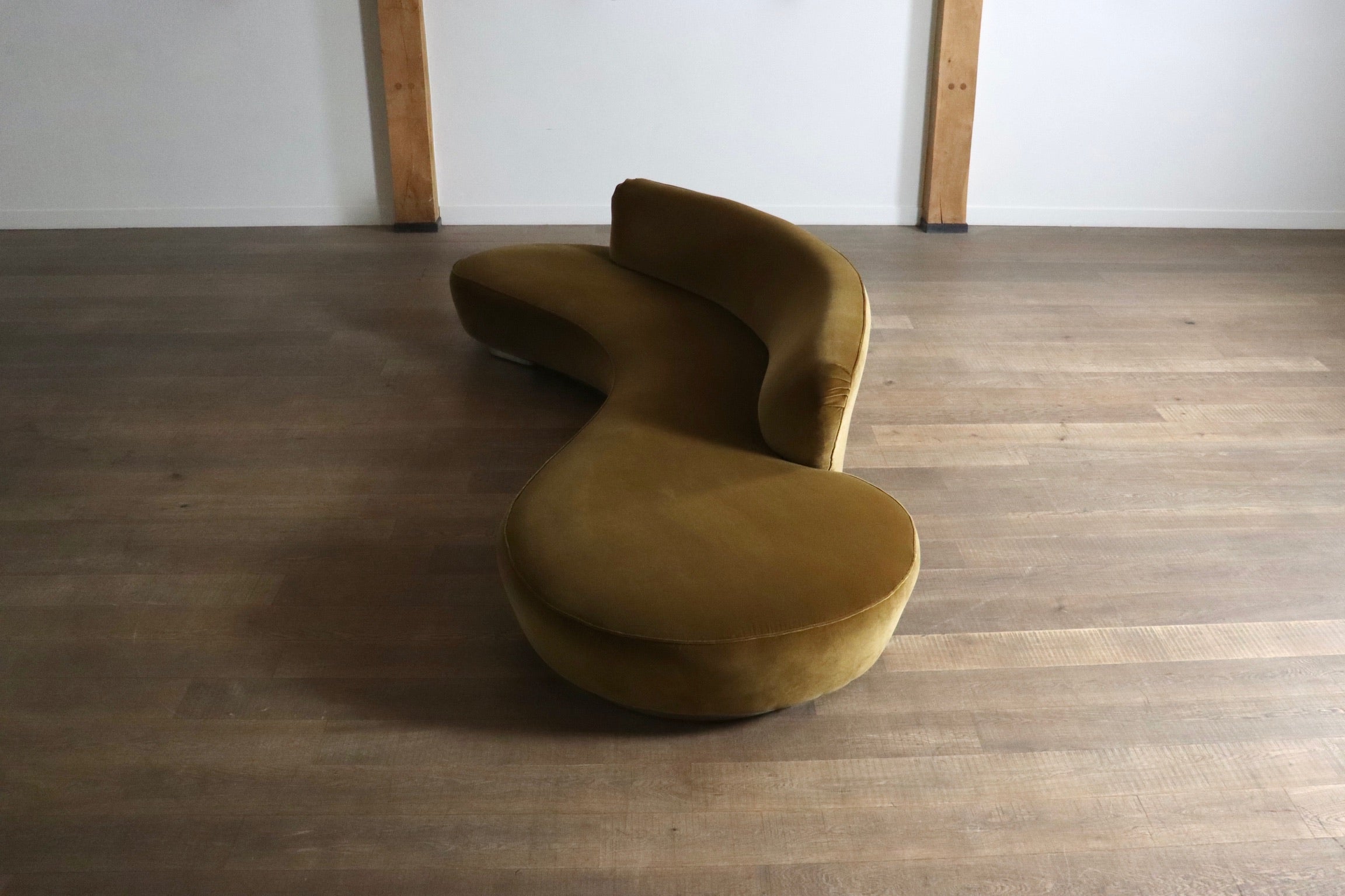 Vladimir_Kagan_serpentine_sofa_in_velvet_for_Directional_USA_1999