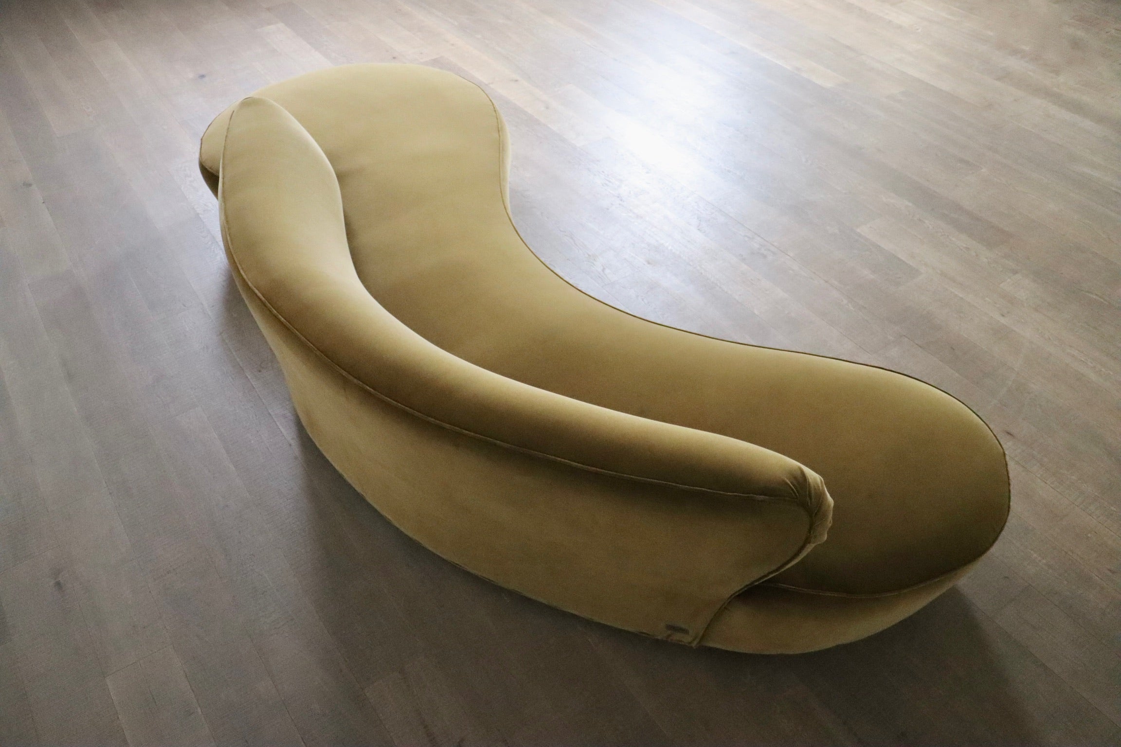 Vladimir_Kagan_serpentine_sofa_in_velvet_for_Directional_USA_1999