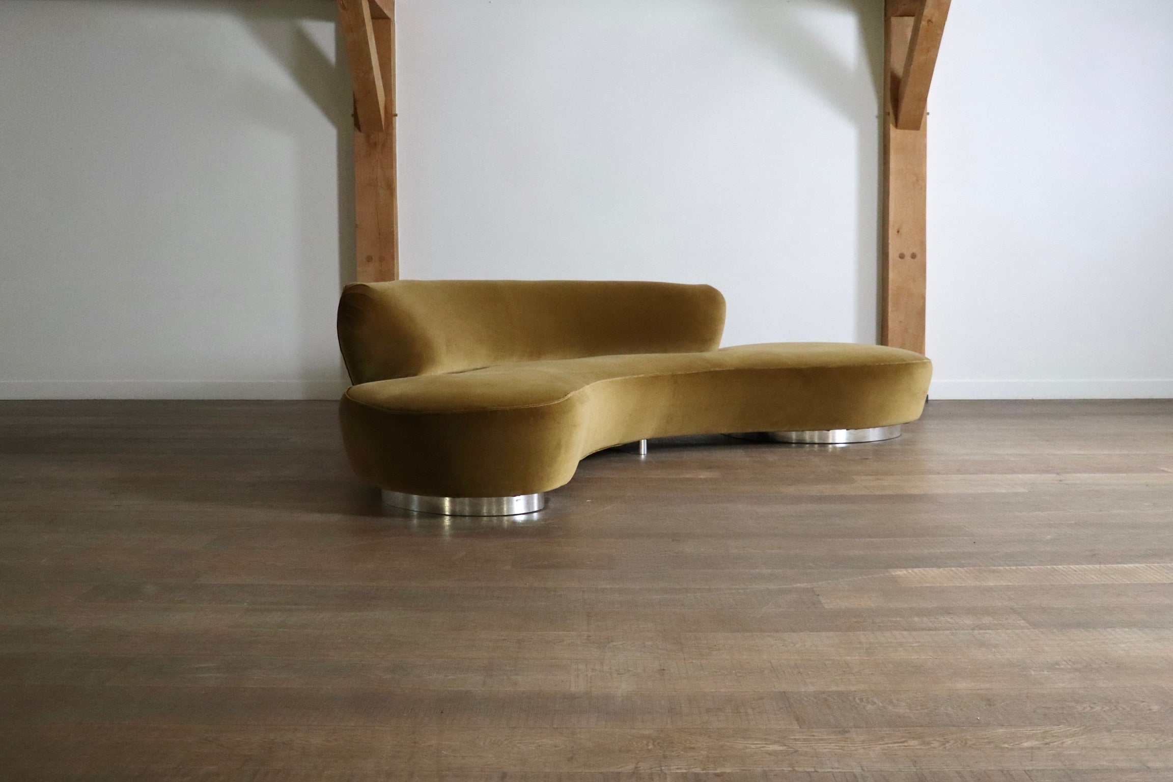 Vladimir_Kagan_serpentine_sofa_in_velvet_for_Directional_USA_1999