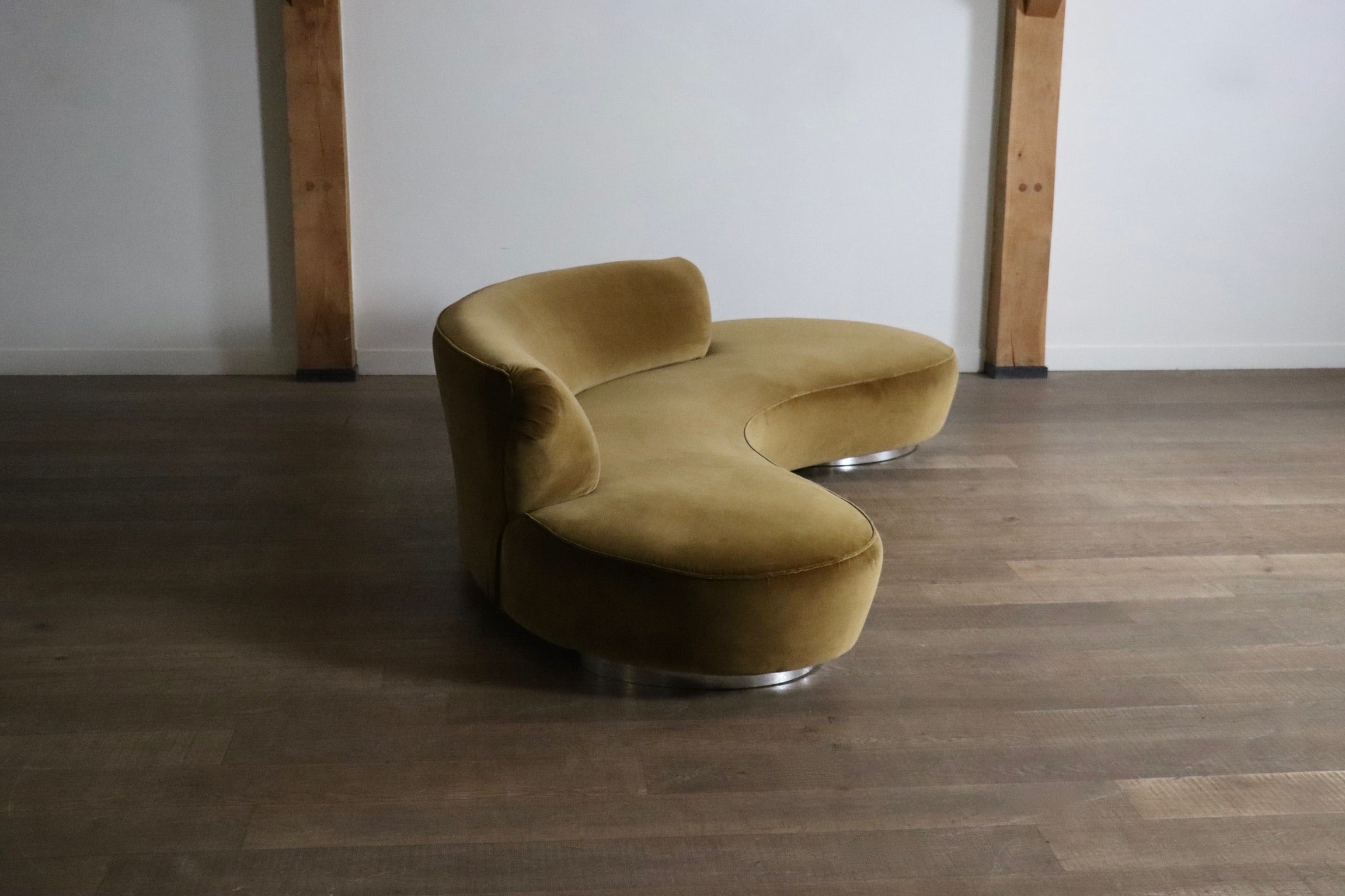 Vladimir_Kagan_serpentine_sofa_in_velvet_for_Directional_USA_1999