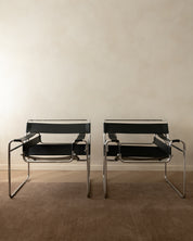 Wassily_B3_Lounge_Chair_by_Marcel_Breuer_for_Knoll_International_/_KIGA_in_Black_Leather_and_Chrome,_Italy,_1970s