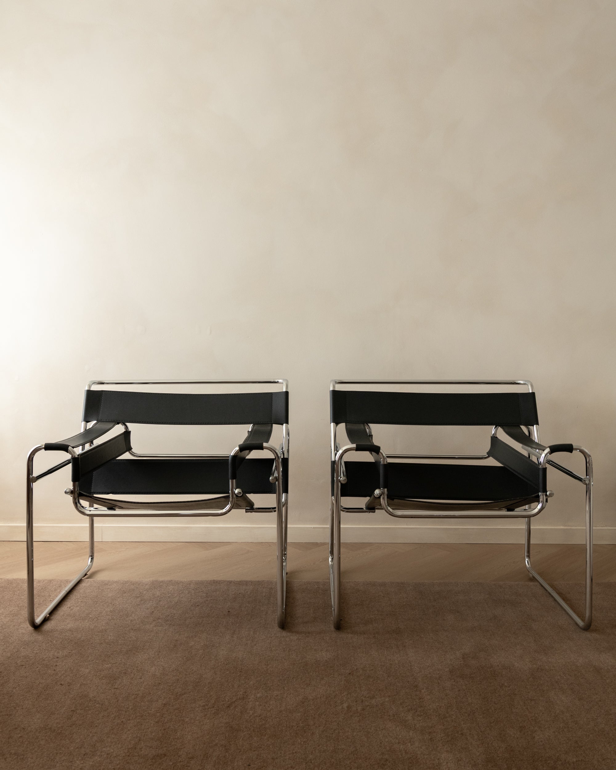 Wassily_B3_Lounge_Chair_by_Marcel_Breuer_for_Knoll_International_/_KIGA_in_Black_Leather_and_Chrome,_Italy,_1970s