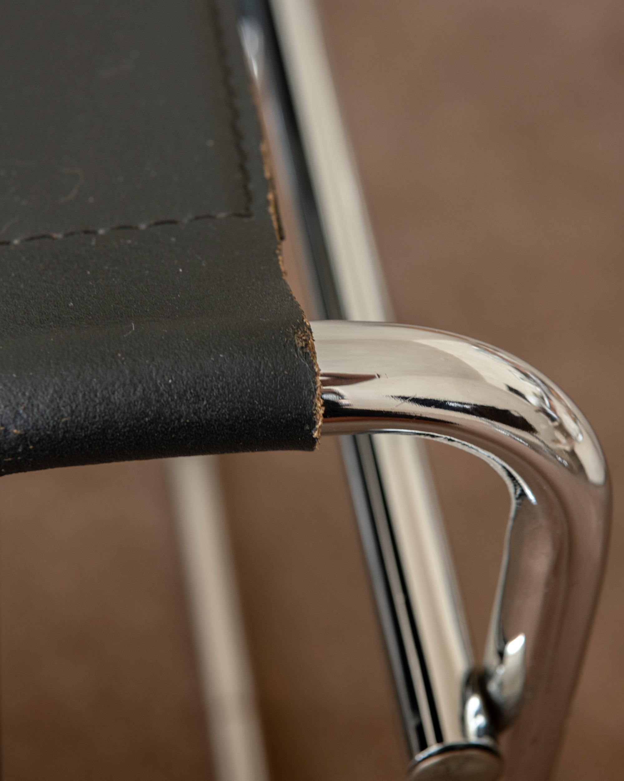 Wassily_B3_Lounge_Chair_by_Marcel_Breuer_for_Knoll_International_/_KIGA_in_Black_Leather_and_Chrome,_Italy,_1970s