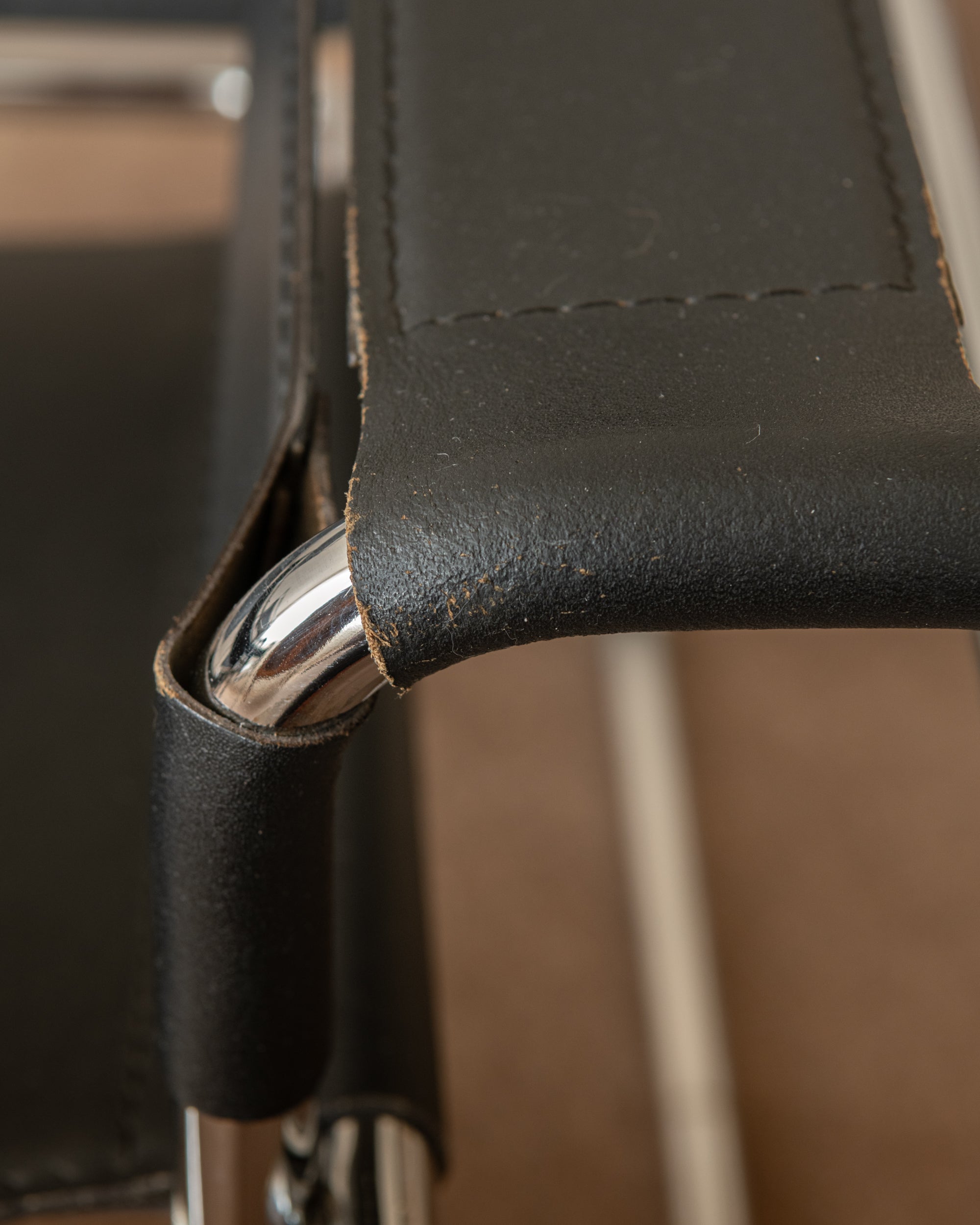 Wassily_B3_Lounge_Chair_by_Marcel_Breuer_for_Knoll_International_/_KIGA_in_Black_Leather_and_Chrome,_Italy,_1970s