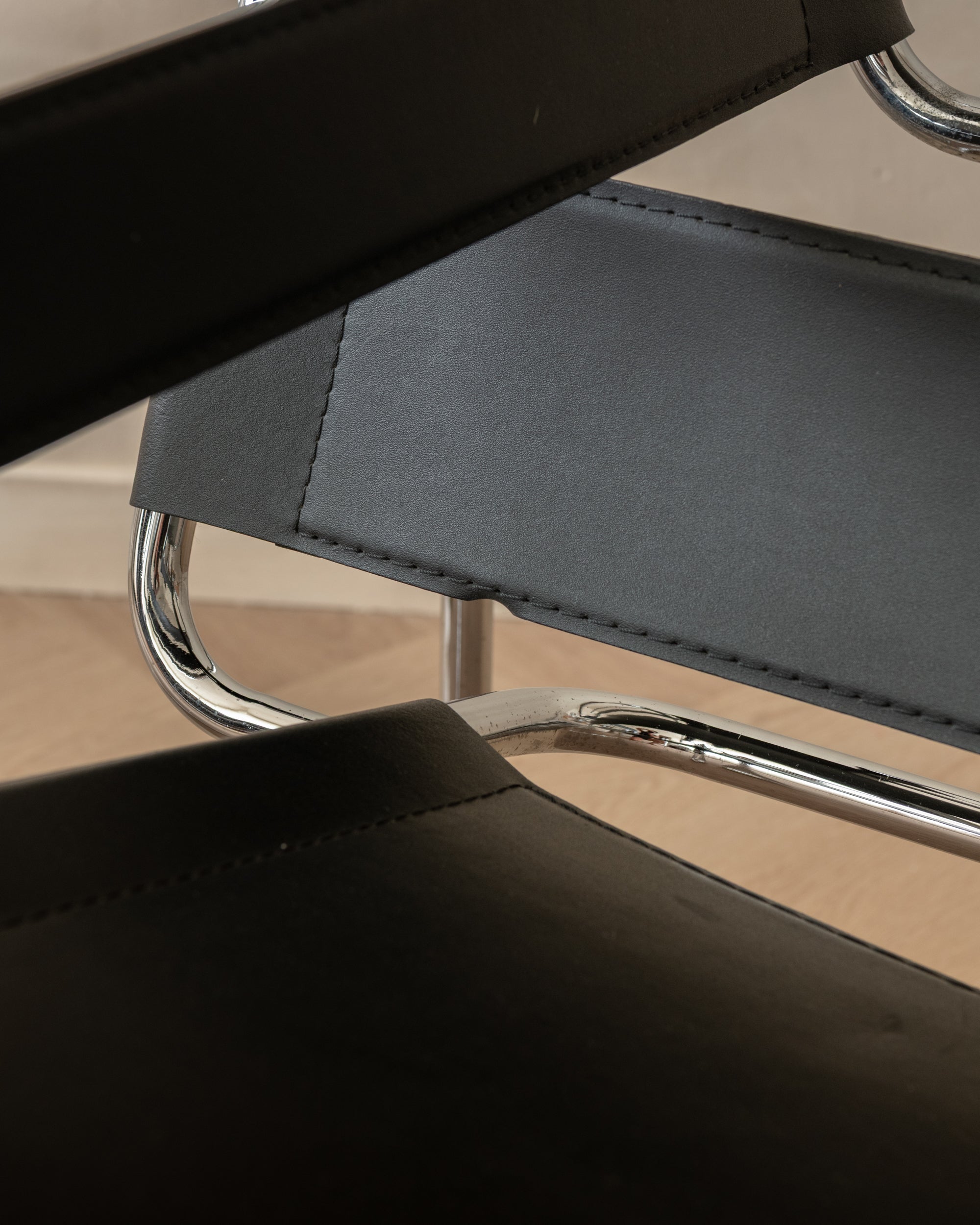 Wassily_B3_Lounge_Chair_by_Marcel_Breuer_for_Knoll_International_/_KIGA_in_Black_Leather_and_Chrome,_Italy,_1970s