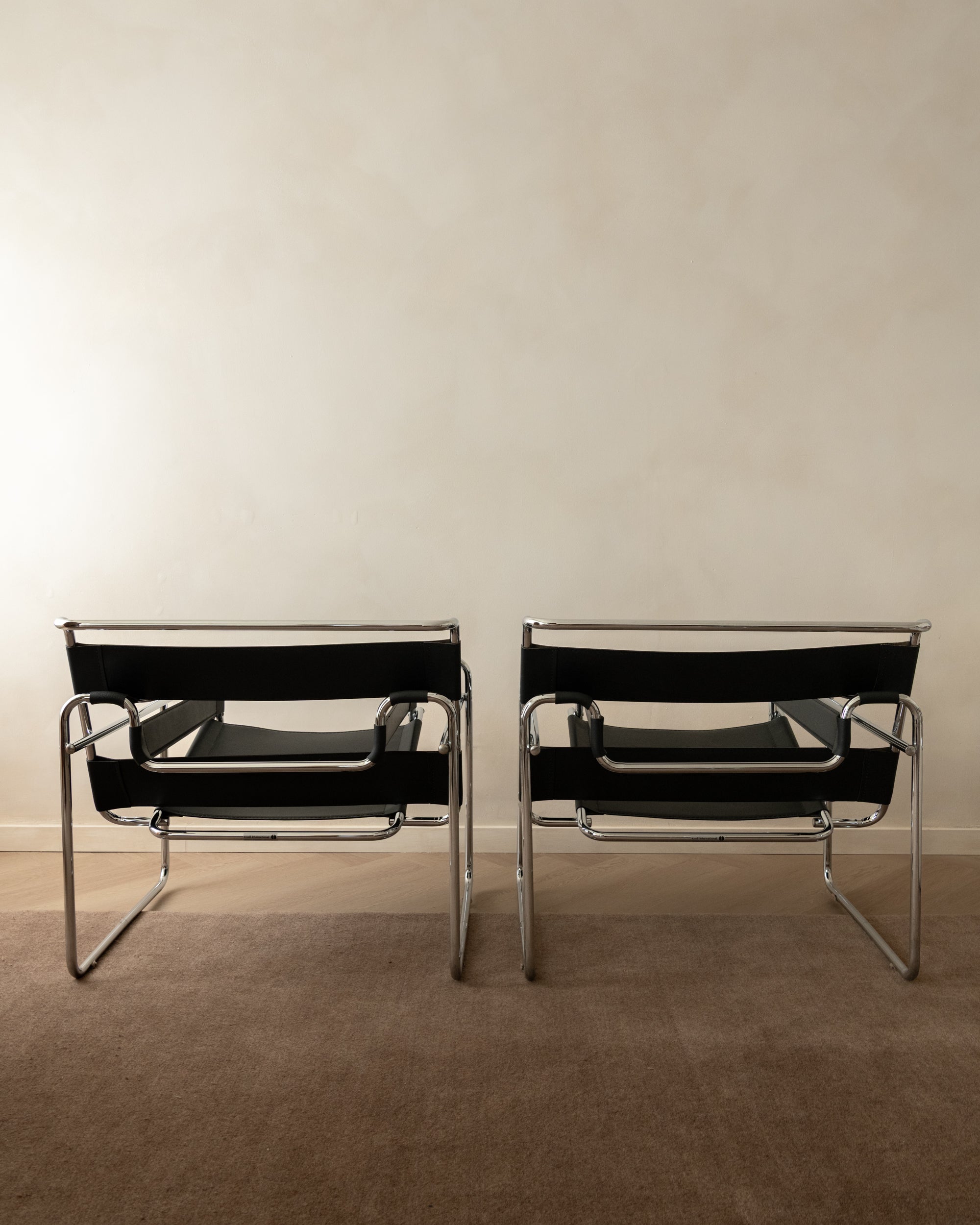 Wassily_B3_Lounge_Chair_by_Marcel_Breuer_for_Knoll_International_/_KIGA_in_Black_Leather_and_Chrome,_Italy,_1970s