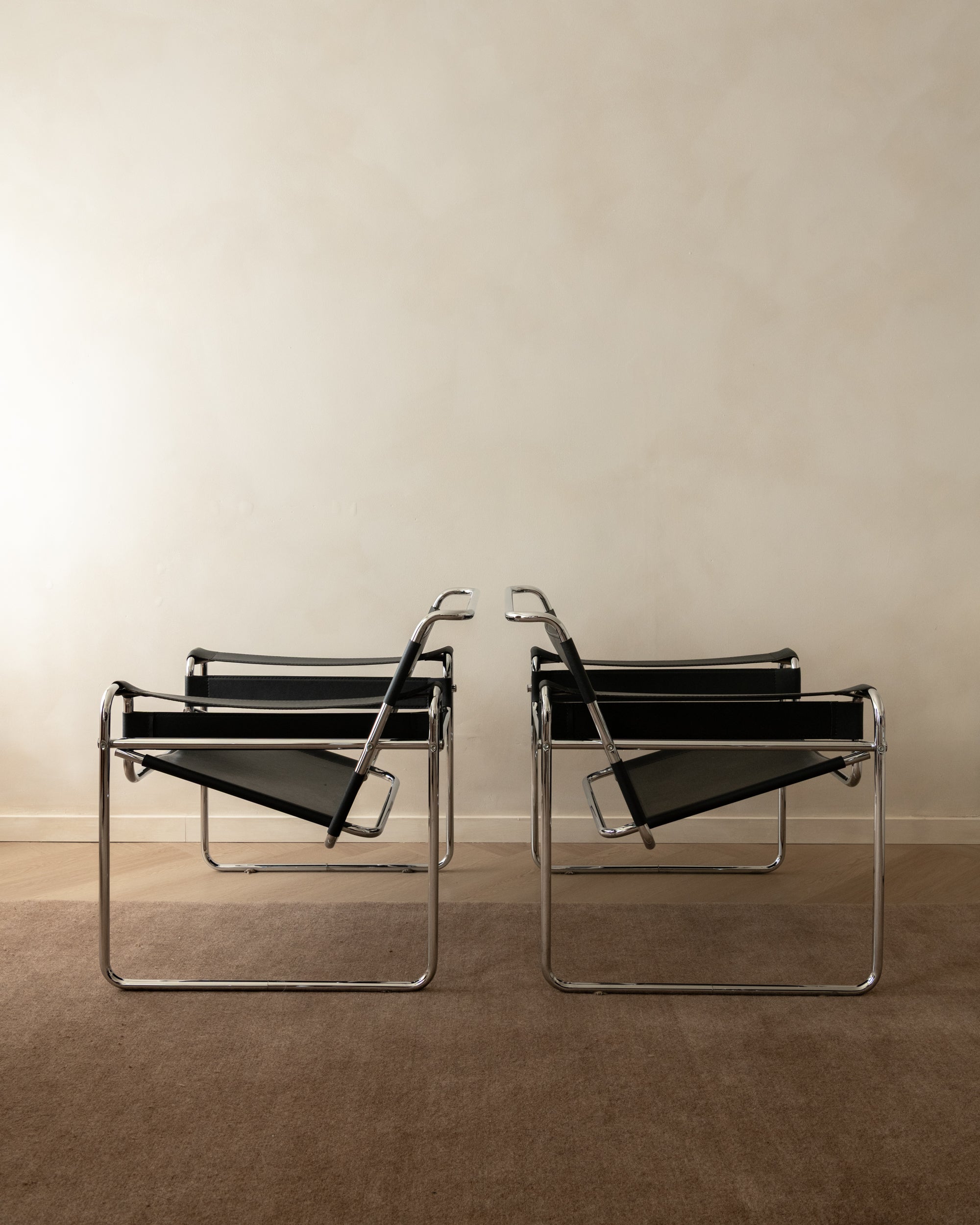 Wassily_B3_Lounge_Chair_by_Marcel_Breuer_for_Knoll_International_/_KIGA_in_Black_Leather_and_Chrome,_Italy,_1970s