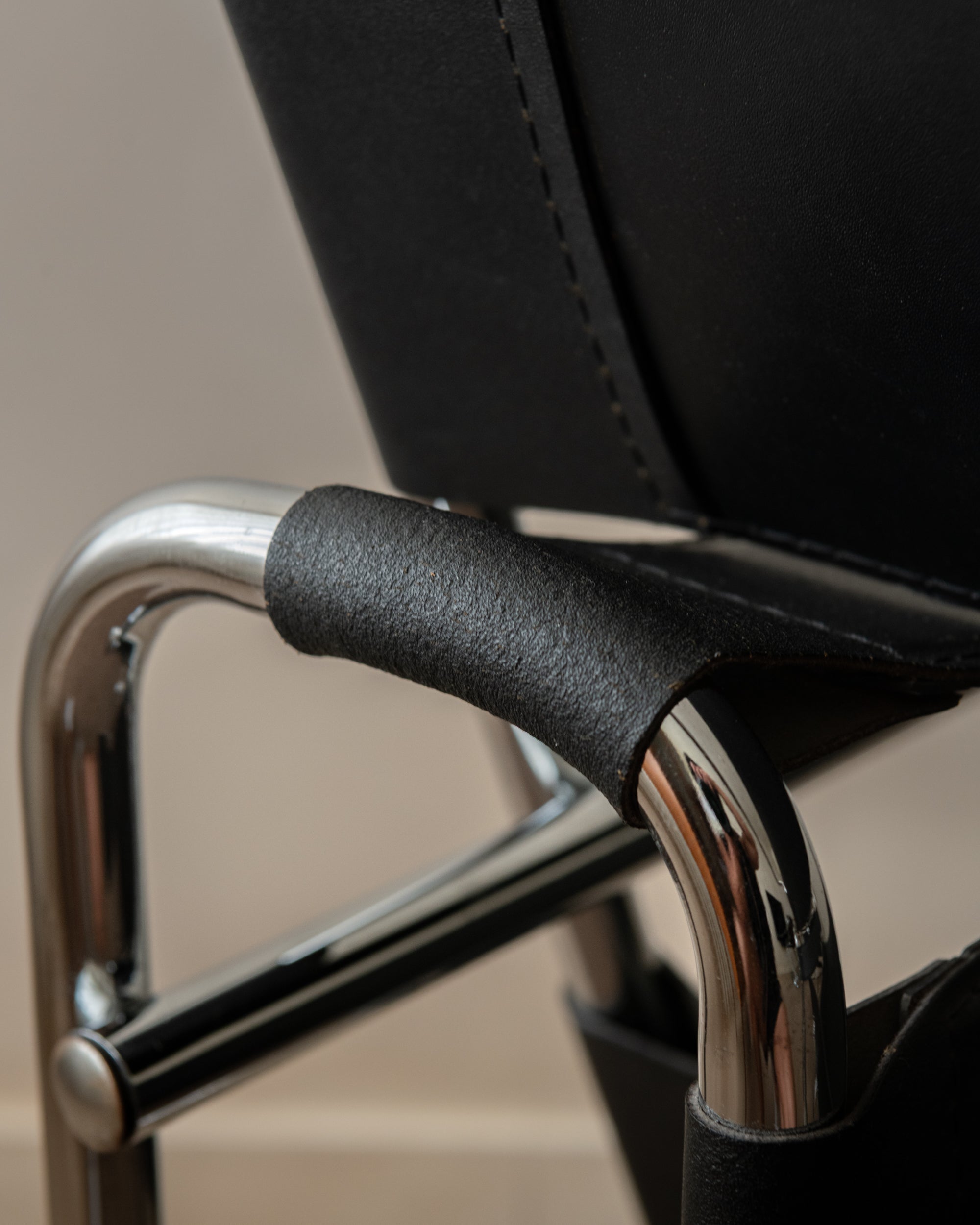 Wassily_B3_Lounge_Chair_by_Marcel_Breuer_for_Knoll_International_/_KIGA_in_Black_Leather_and_Chrome,_Italy,_1970s