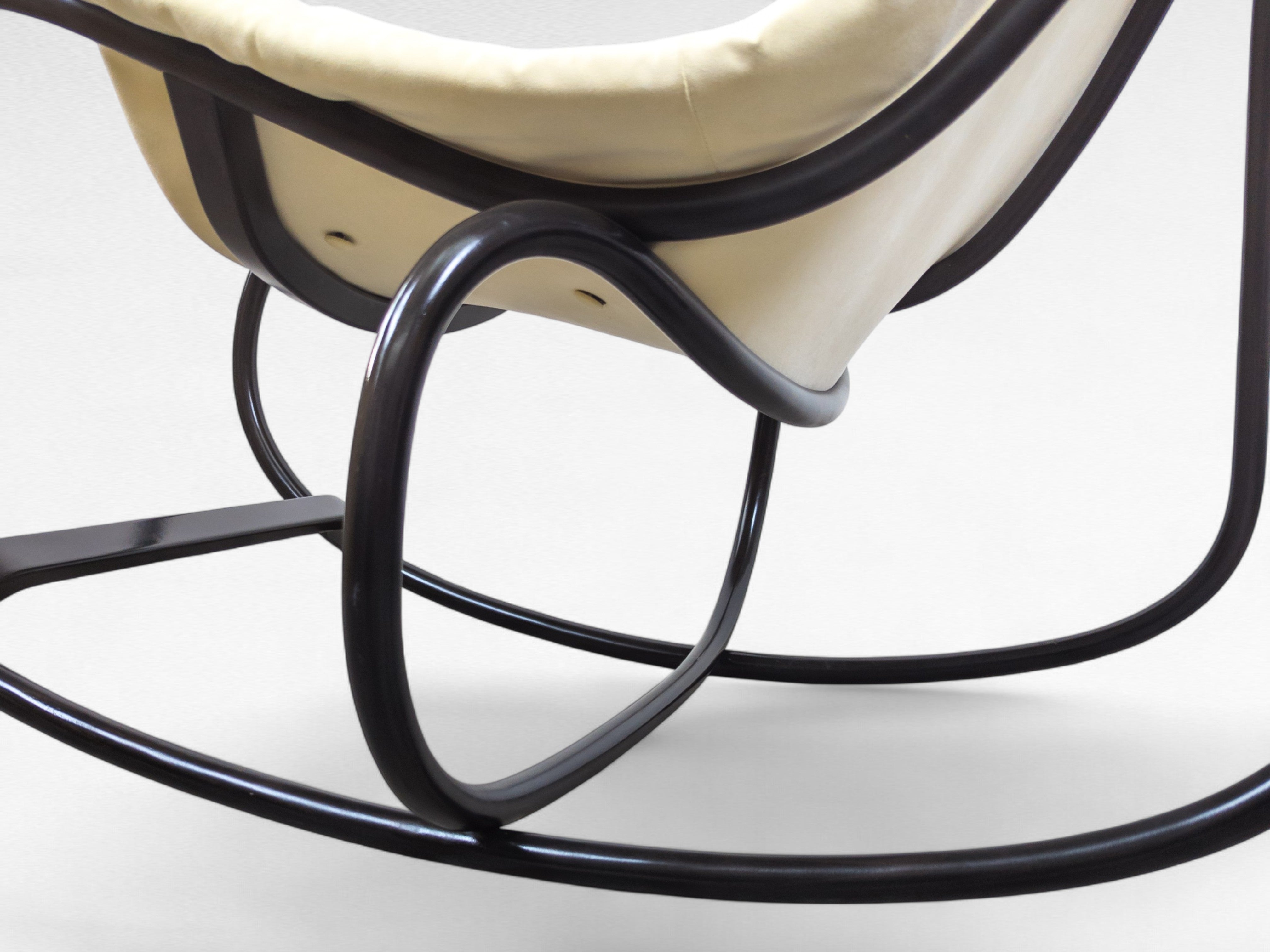 Wave_bentwood_rocking_lounge_chair_by_Michal_Riabic_for_TON