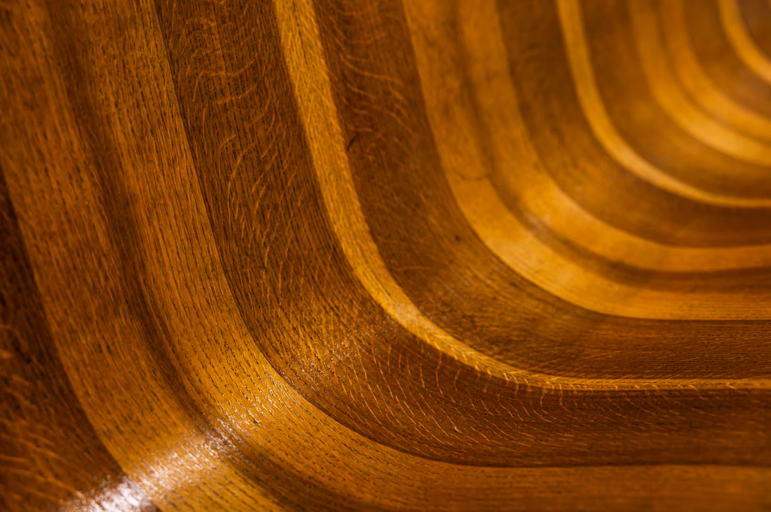 Wave-Shaped_Bench_in_Walnut_with_Two-tone_Veneering,_Italy_1950s
