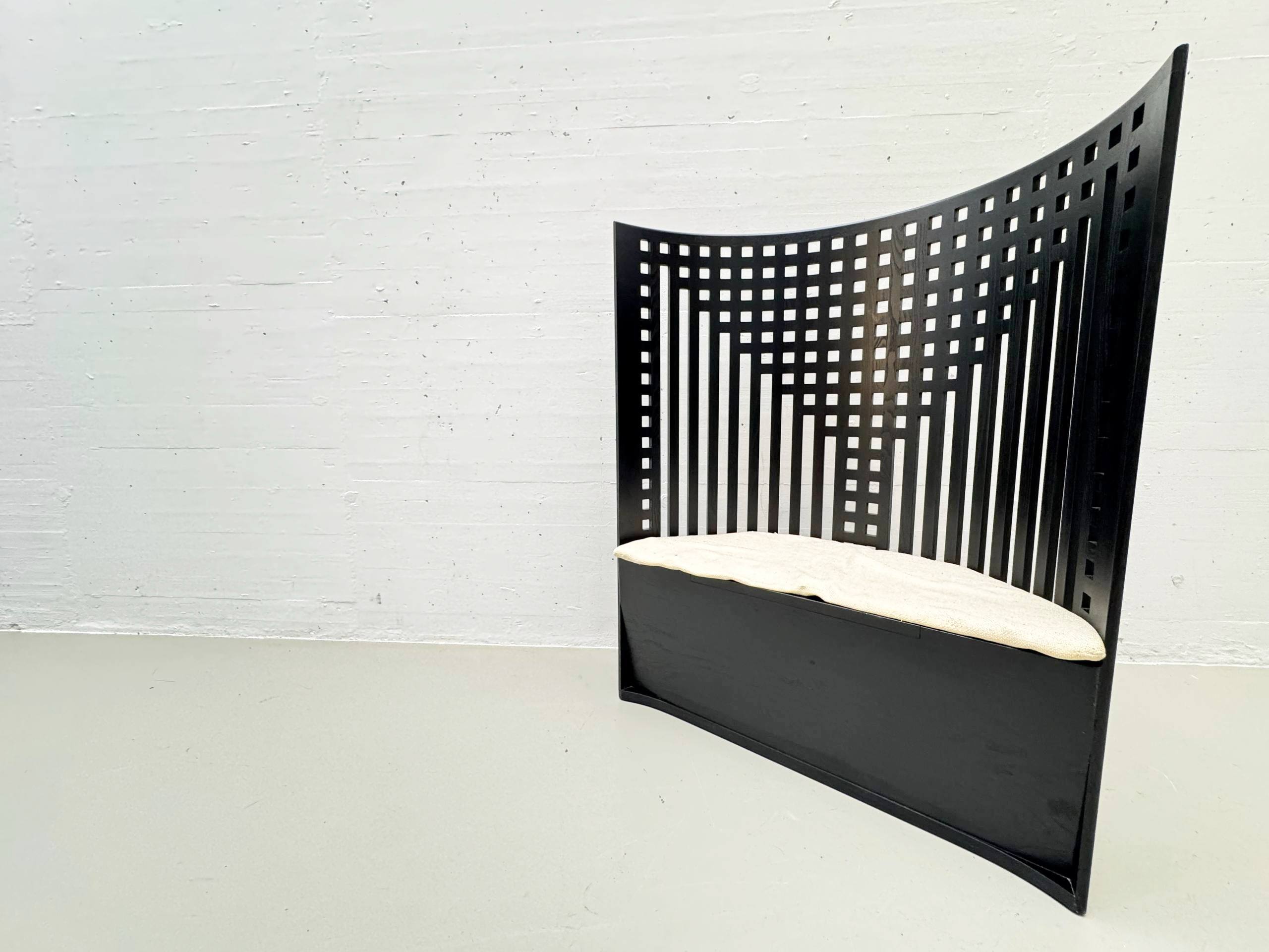 Willow_1_armchair_by_Charles_Rennie_Mackintosh_for_Cassina,_1974