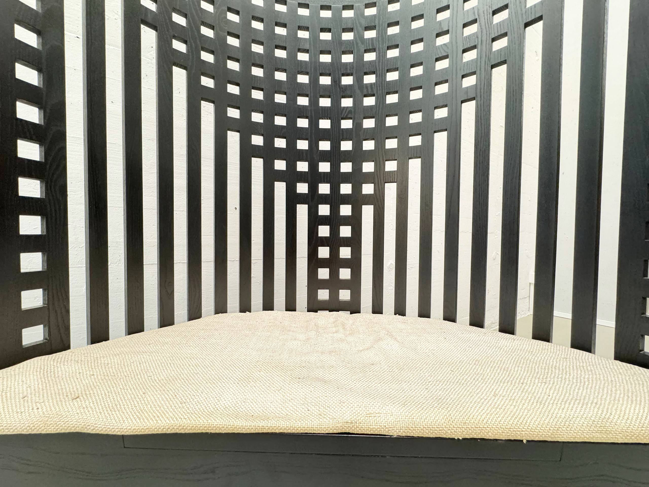 Willow_1_armchair_by_Charles_Rennie_Mackintosh_for_Cassina,_1974