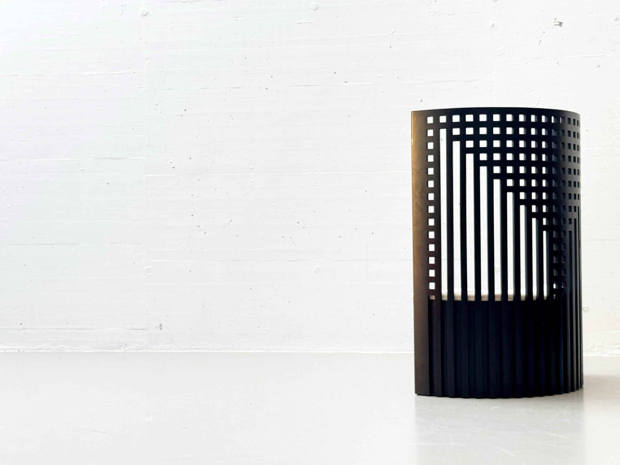 Willow_1_armchair_by_Charles_Rennie_Mackintosh_for_Cassina,_1974