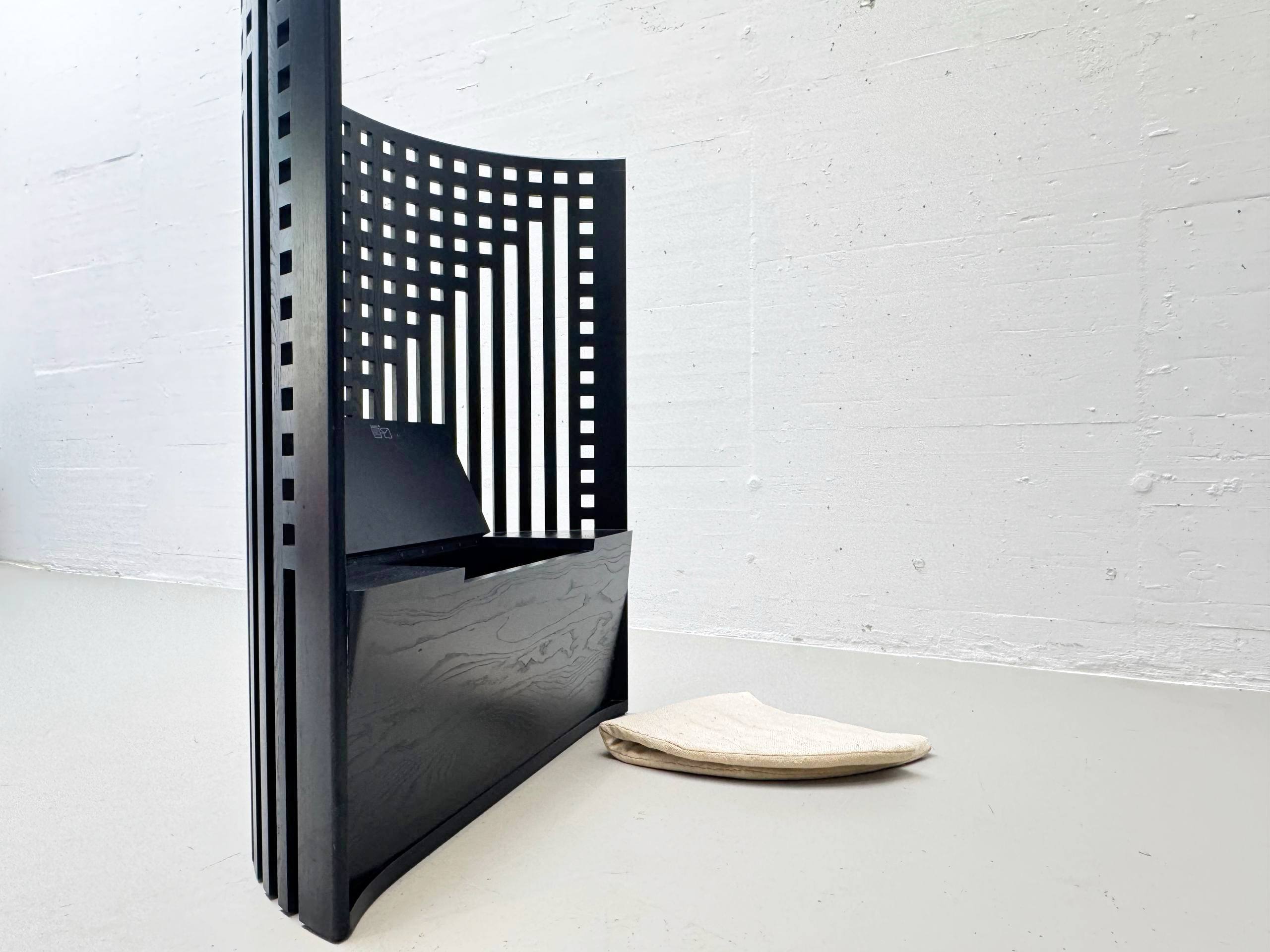 Willow_1_armchair_by_Charles_Rennie_Mackintosh_for_Cassina,_1974