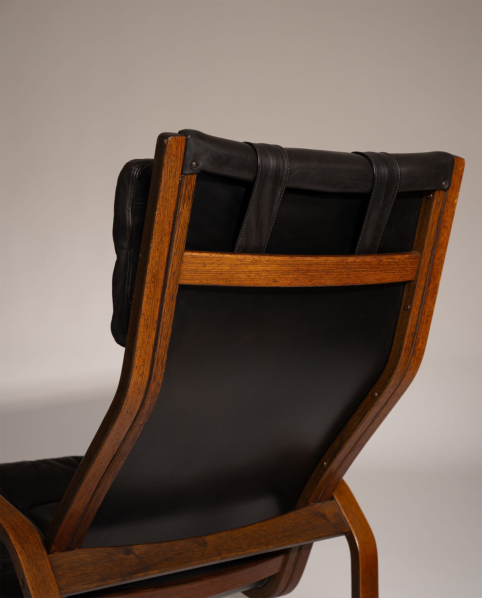Set_of_2_Yngve_Ekström_Lounge_Chairs_in_Wengé_Wood_and_Black_Leather_for_Swedese,_Sweden_1970s