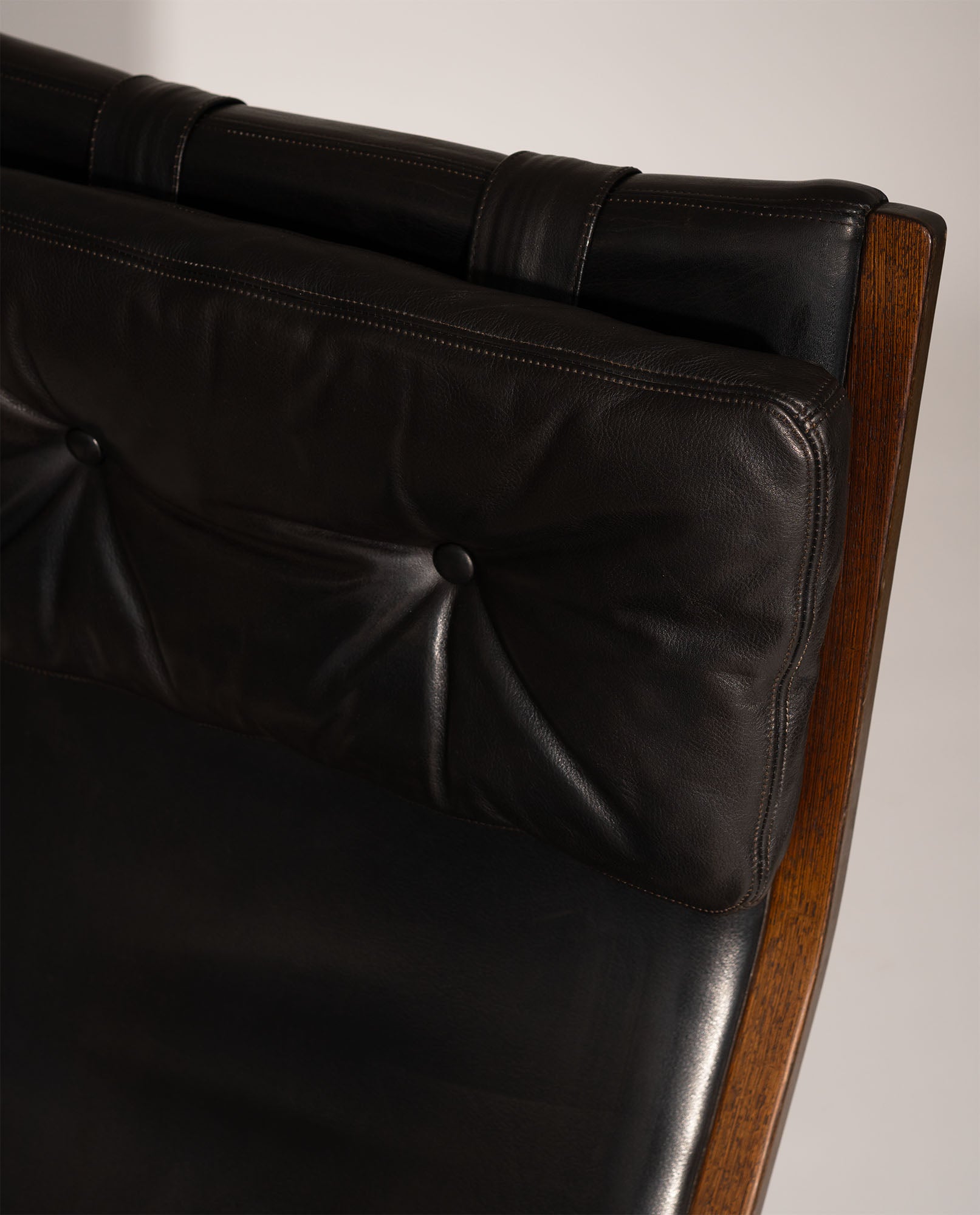 Set_of_2_Yngve_Ekström_Lounge_Chairs_in_Wengé_Wood_and_Black_Leather_for_Swedese,_Sweden_1970s