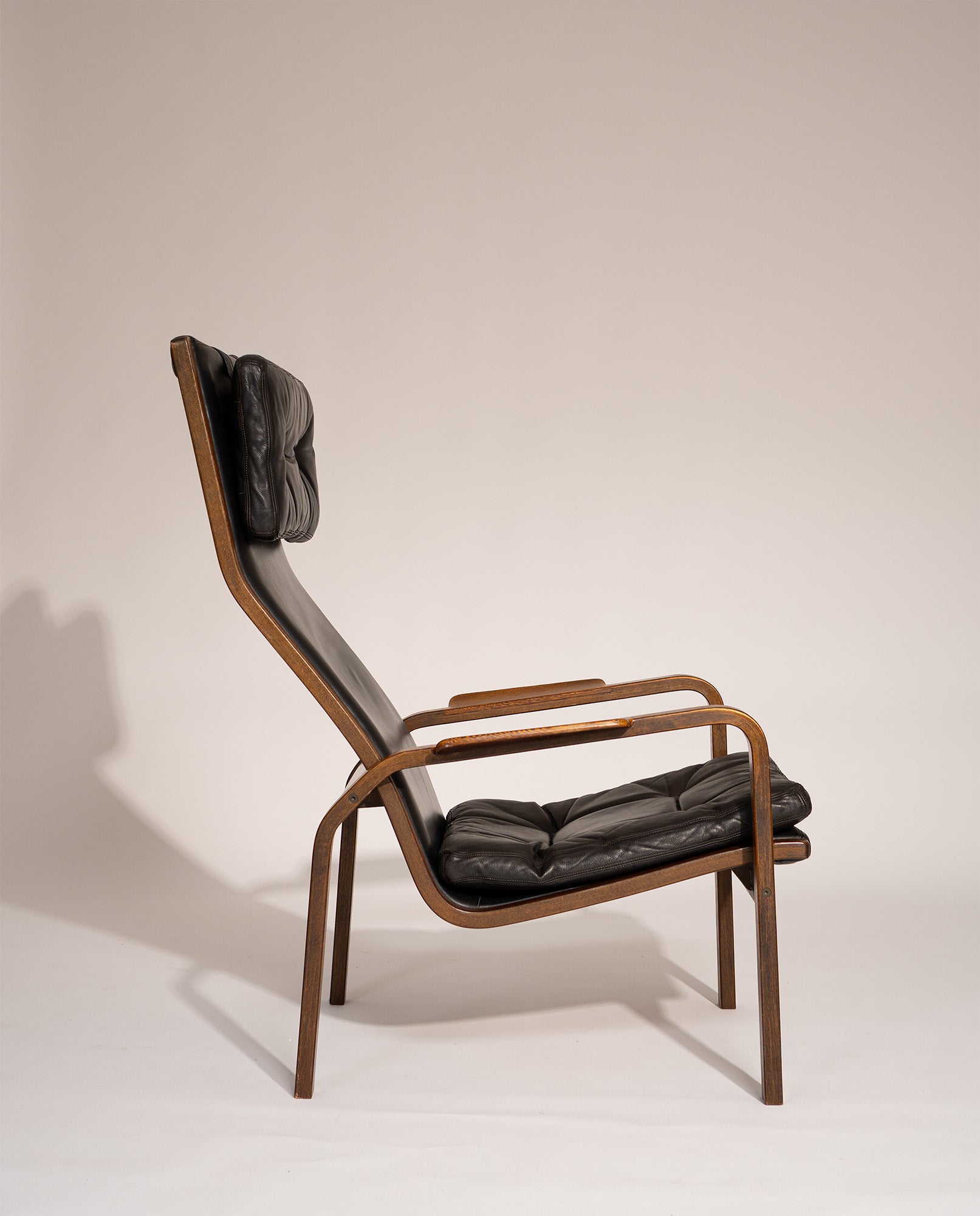 Set_of_2_Yngve_Ekström_Lounge_Chairs_in_Wengé_Wood_and_Black_Leather_for_Swedese,_Sweden_1970s