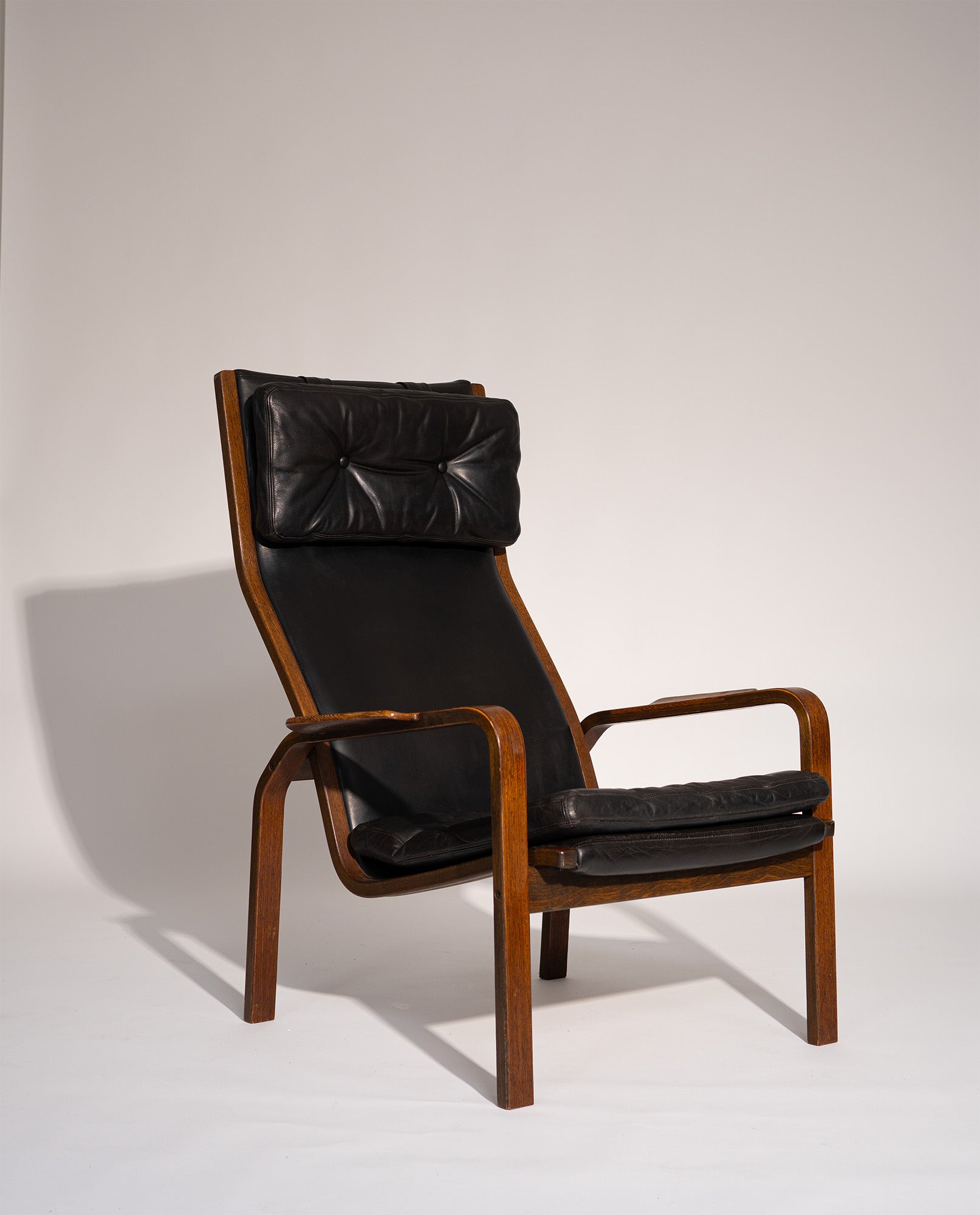 Set_of_2_Yngve_Ekström_Lounge_Chairs_in_Wengé_Wood_and_Black_Leather_for_Swedese,_Sweden_1970s