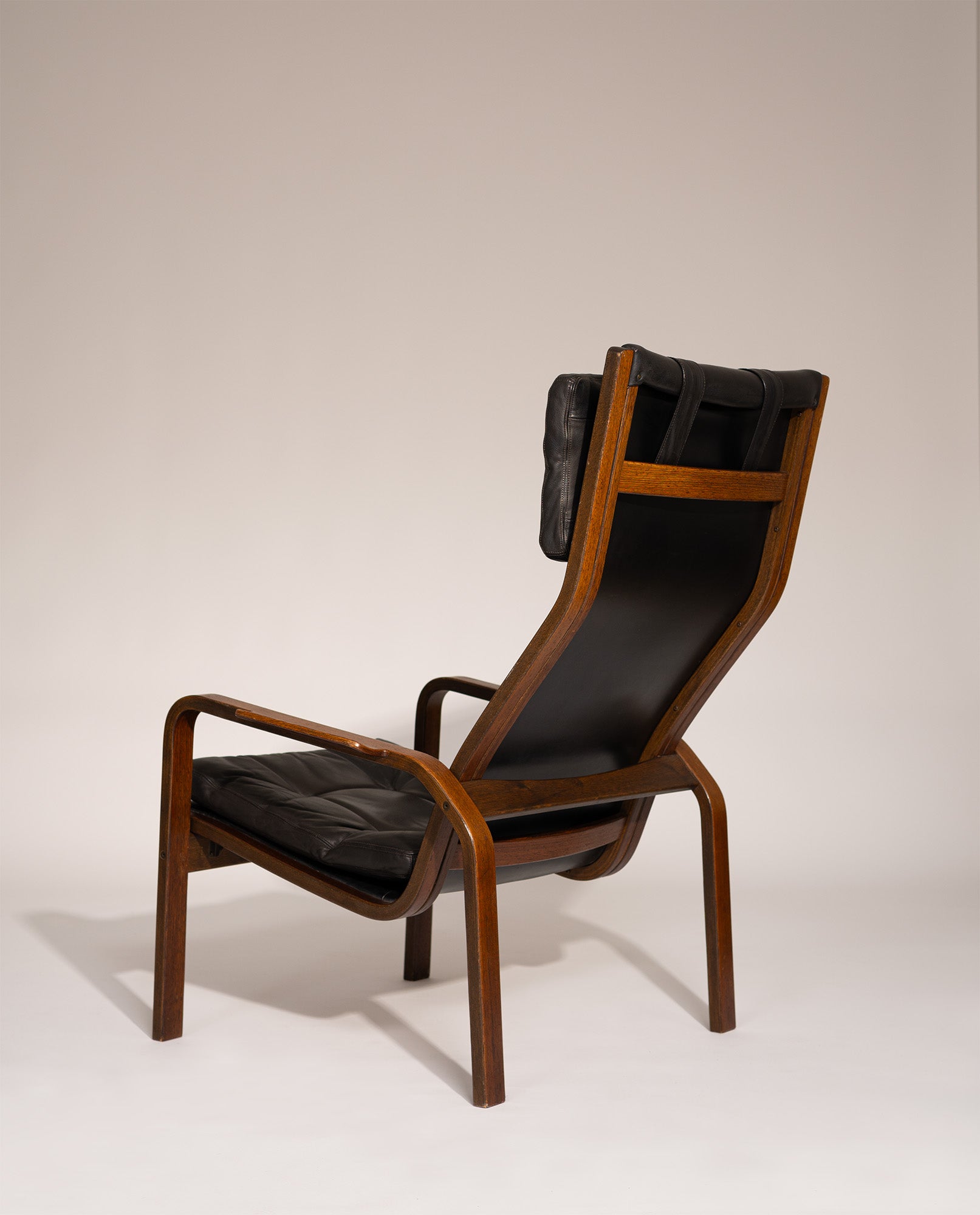 Set_of_2_Yngve_Ekström_Lounge_Chairs_in_Wengé_Wood_and_Black_Leather_for_Swedese,_Sweden_1970s